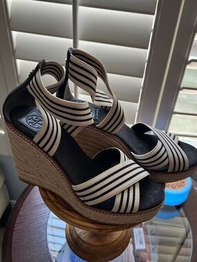 🛑 1 hour sale. Tory Burch, size 9, Black & Cream Striped Espadrilles EUC
